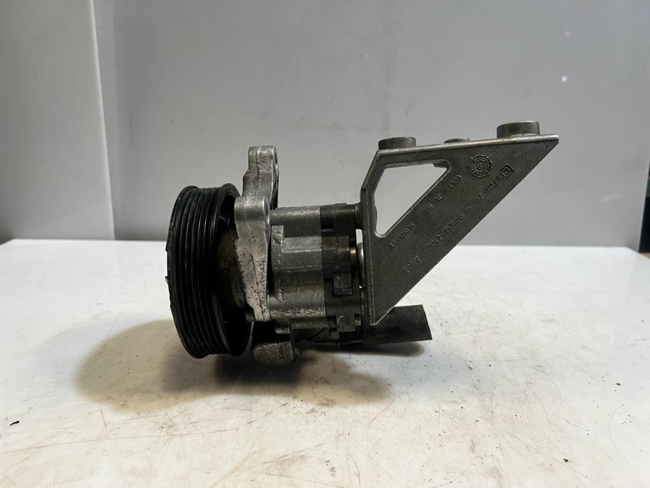 2008-2010 BMW 528i E81 E87 E90 E91 N52B25 2.5P Power Steering Pump 7539015 OEM