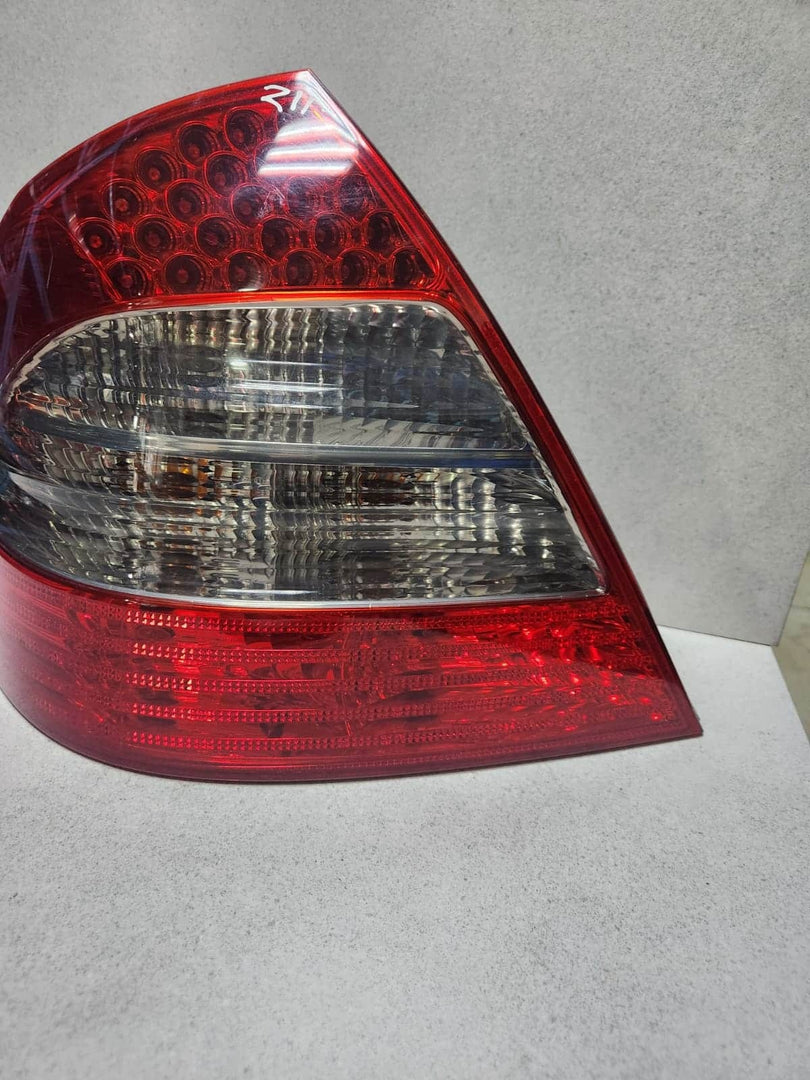 2007-2009 Mercedes-Benz E280 Tail Light Assembly A2118202564 W211 E-Class