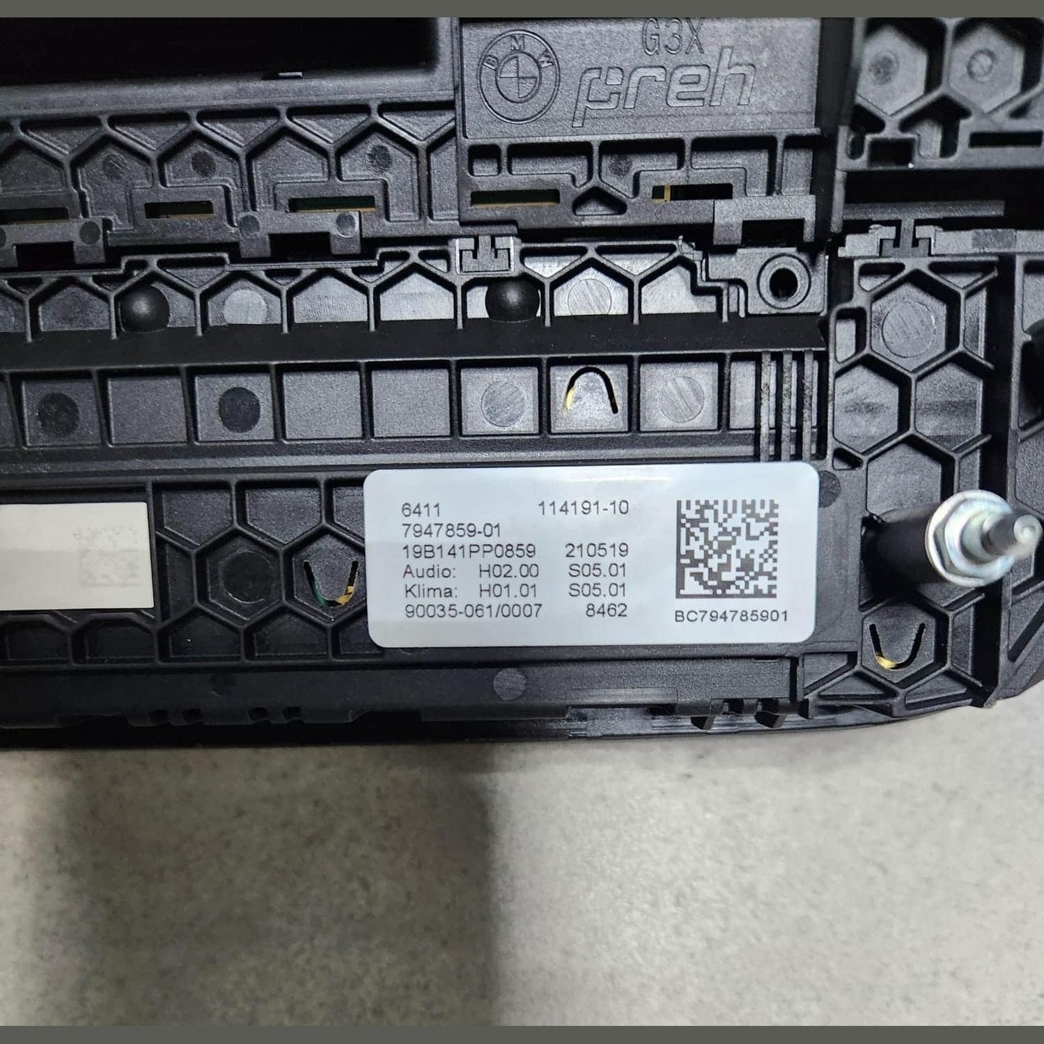 2019-2020 BMW 530e Climate Control And Audio Control Panel 7947859