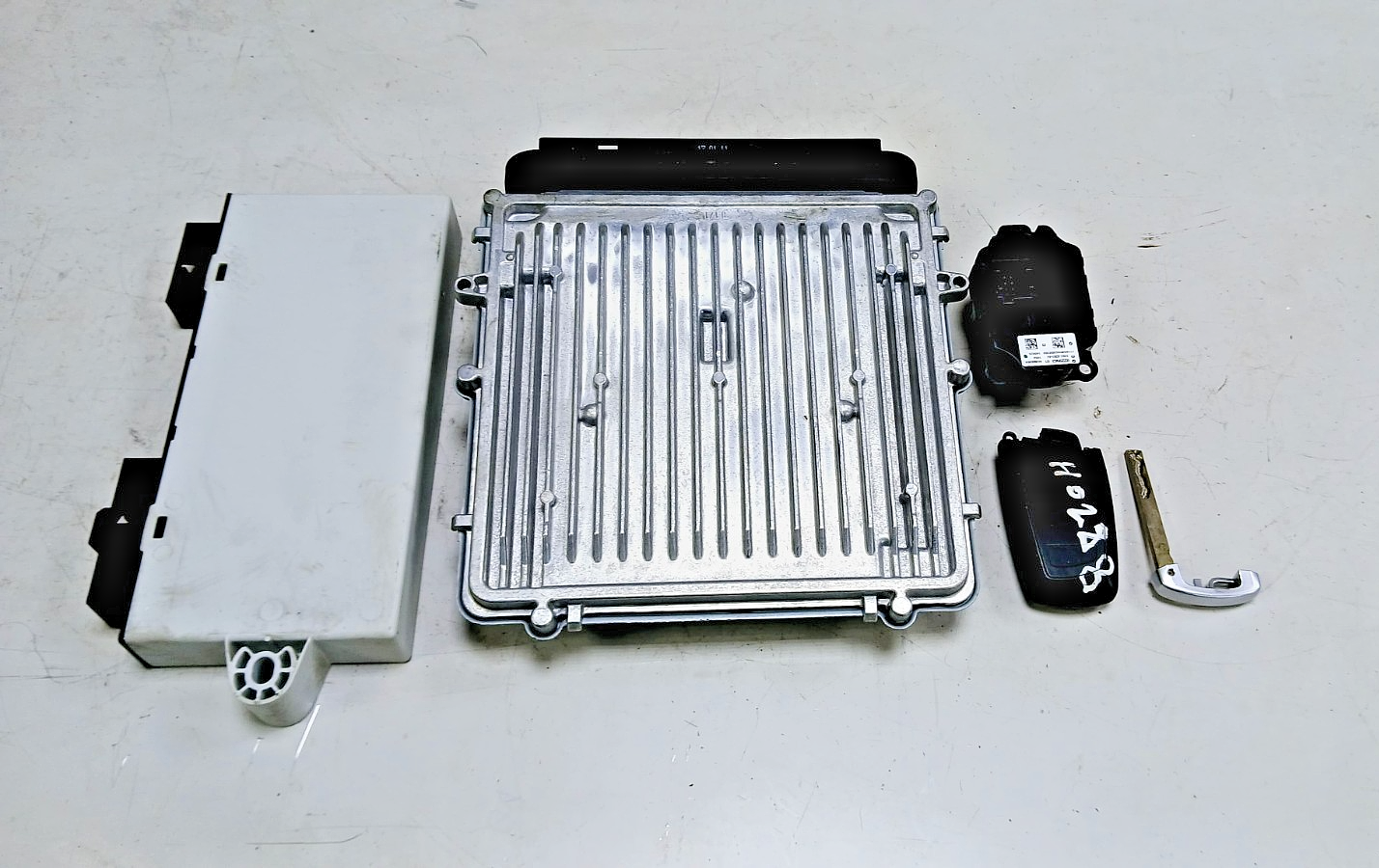 BMW 730Ld F02 2011 N57 ENGINE CONTROL UNIT ECU KIT DDE 8511983