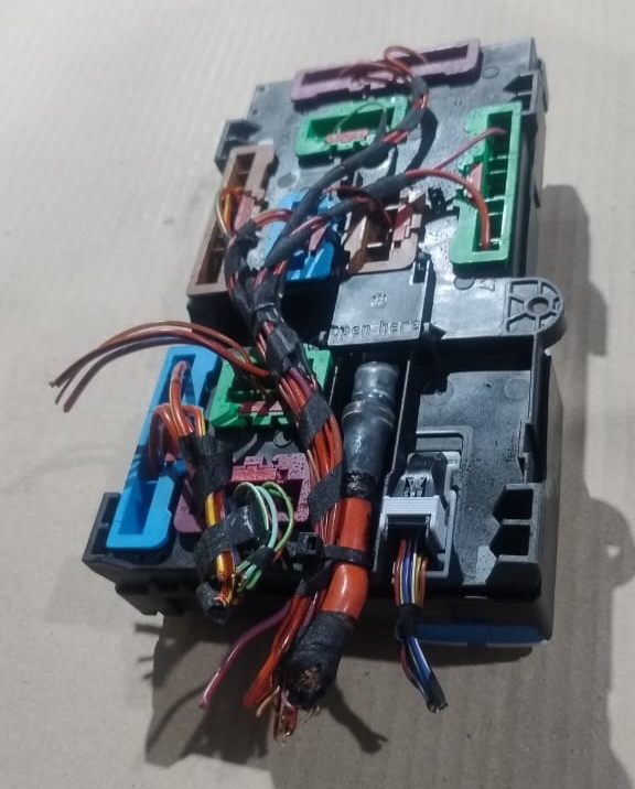BMW F98 F97 X4 X3 G01  M BODY FUSE BOX CONTROL MODULE OEM  6828074