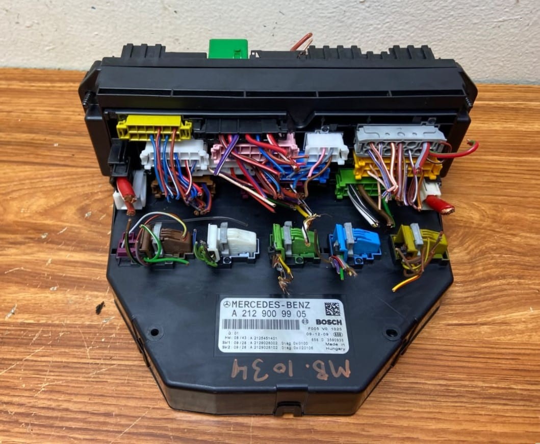 Mercedes-Benz W212 Sam Fuse Box Control Module A2129009905  C-Class W204