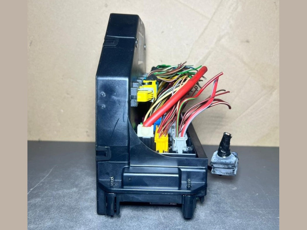 10-16 Mercedes-Benz W212 W204 Front SAM Module Relay Fuse Box A212 9005812 OEM