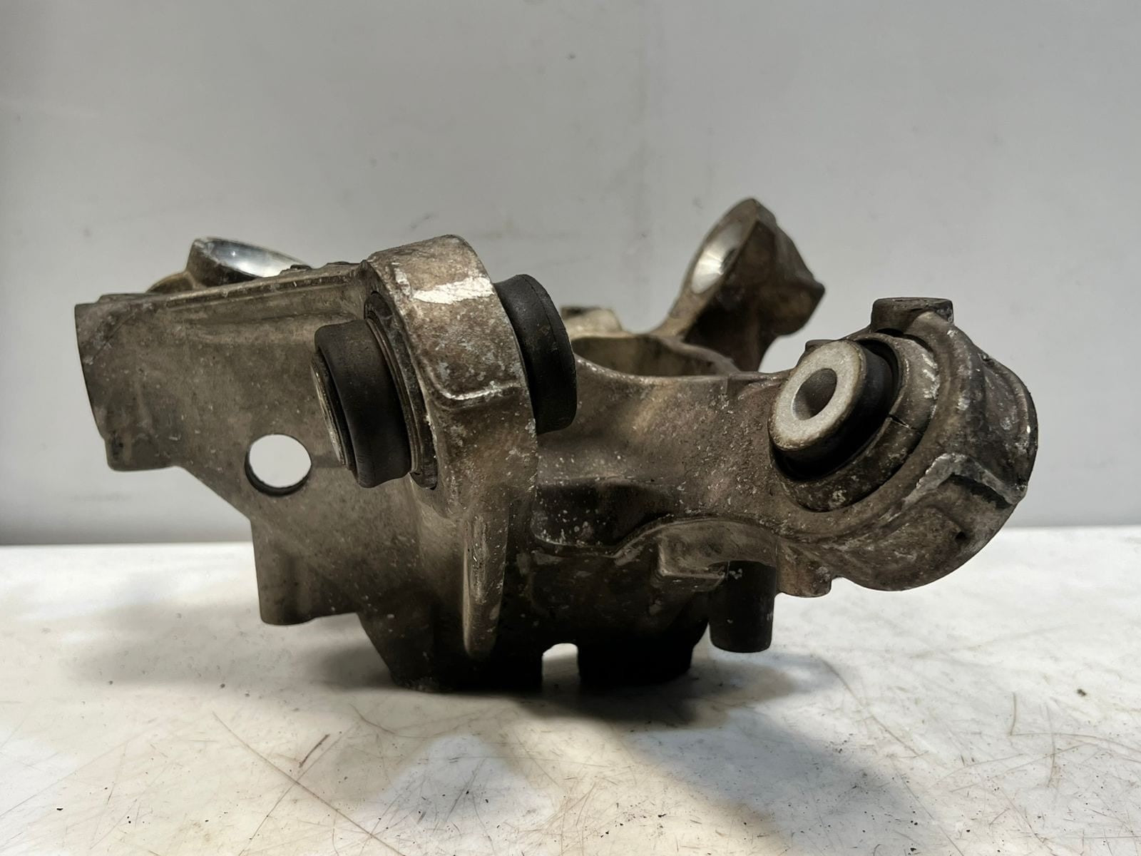 BMW 8 Series G14 G15 G16 Rear Wheel Hub Carrier Rear Left SPINDLE 6850563 OEM
