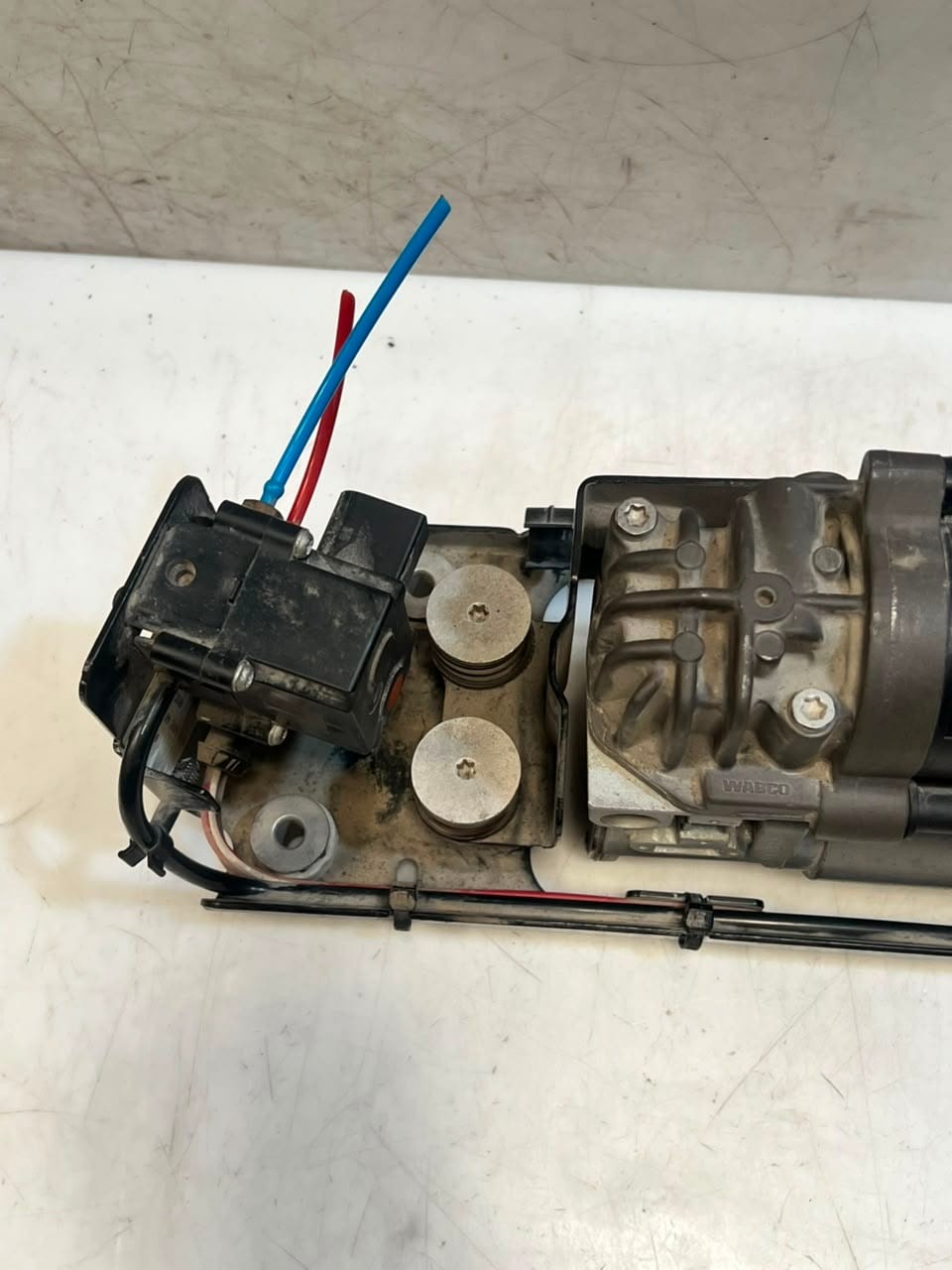 2010-2015 BMW 5' F01 F02 F10 F11 750Li Air Suspension Compressor 6794465 OEM