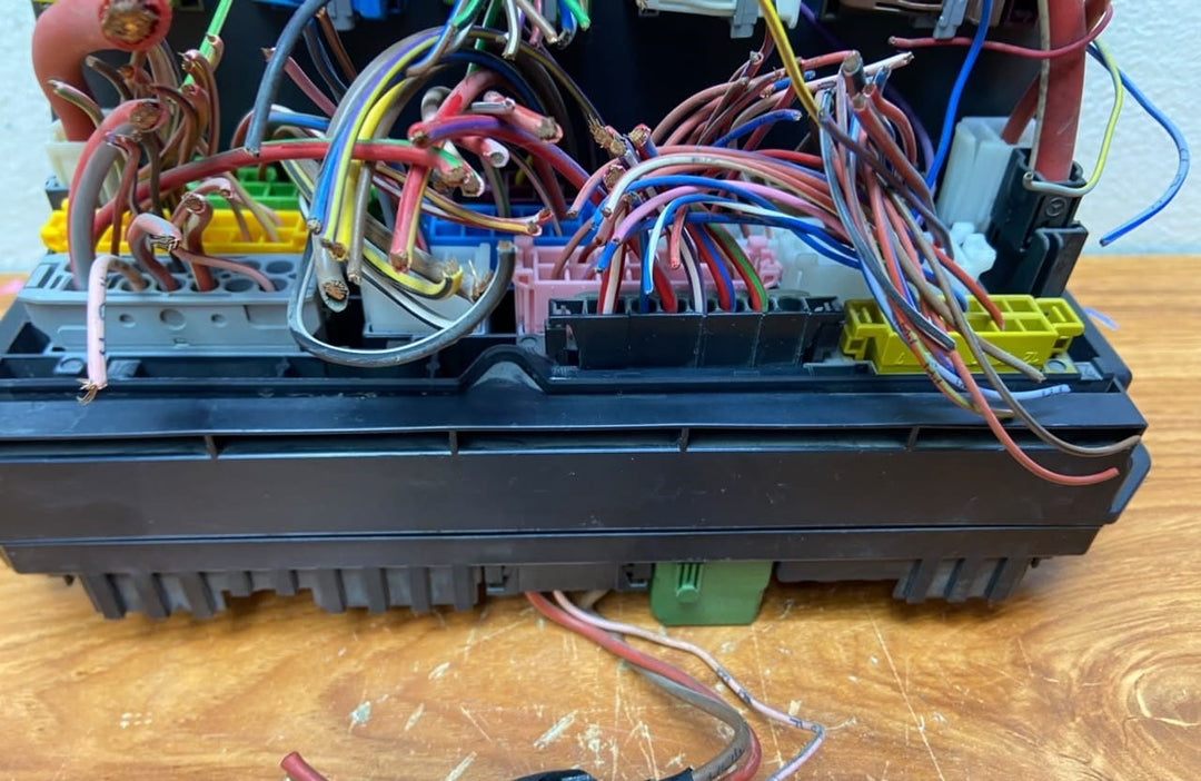 Mercedes-Benz Front SAM Fuse Box Control Module A2129005822 C-Class W204