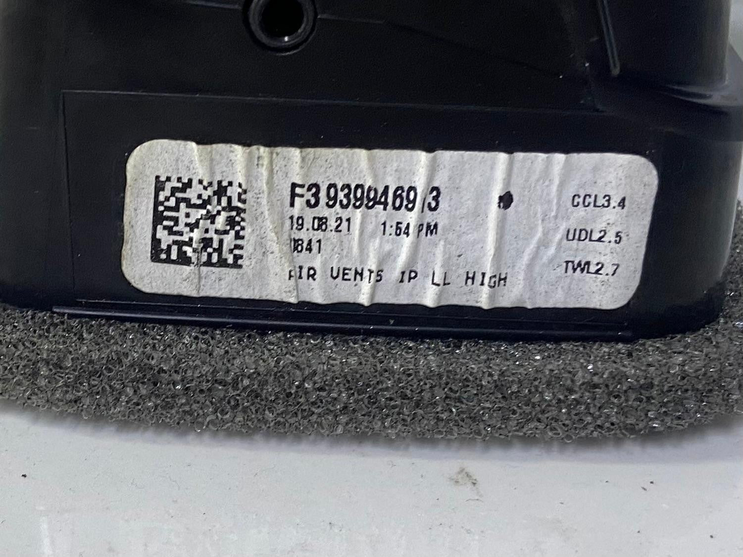 OEM BMW G05 F95 G06 F96 G07 Air Vent Fresh Air Grill Left 9399469