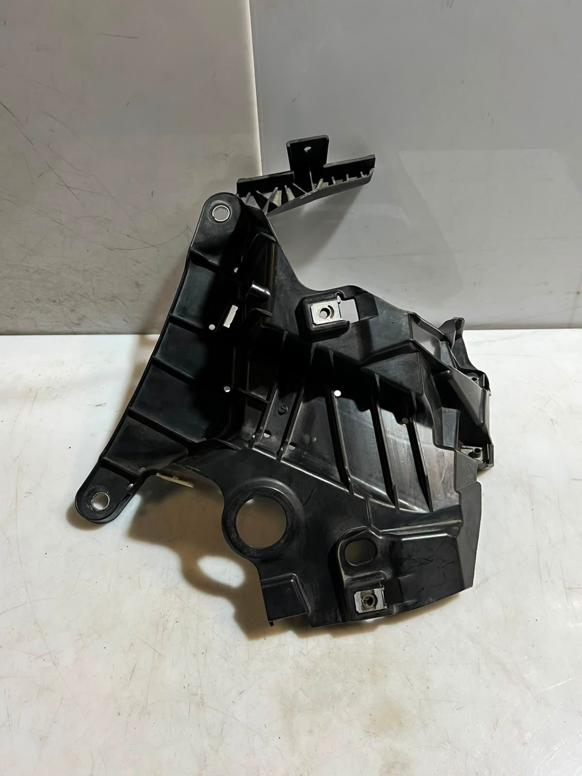 2013-2018 BMW X5 F15, F16, F85, and F86 Fender Module Mount Bracket Left 7294543