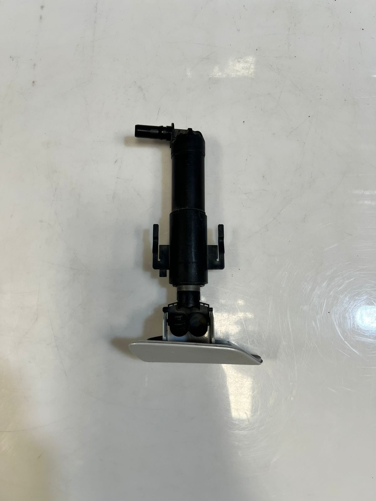 2015 BMW 740i 7 Series G11 G12 HIGH PRESSURE Headlight Washer Nozzle 7357354