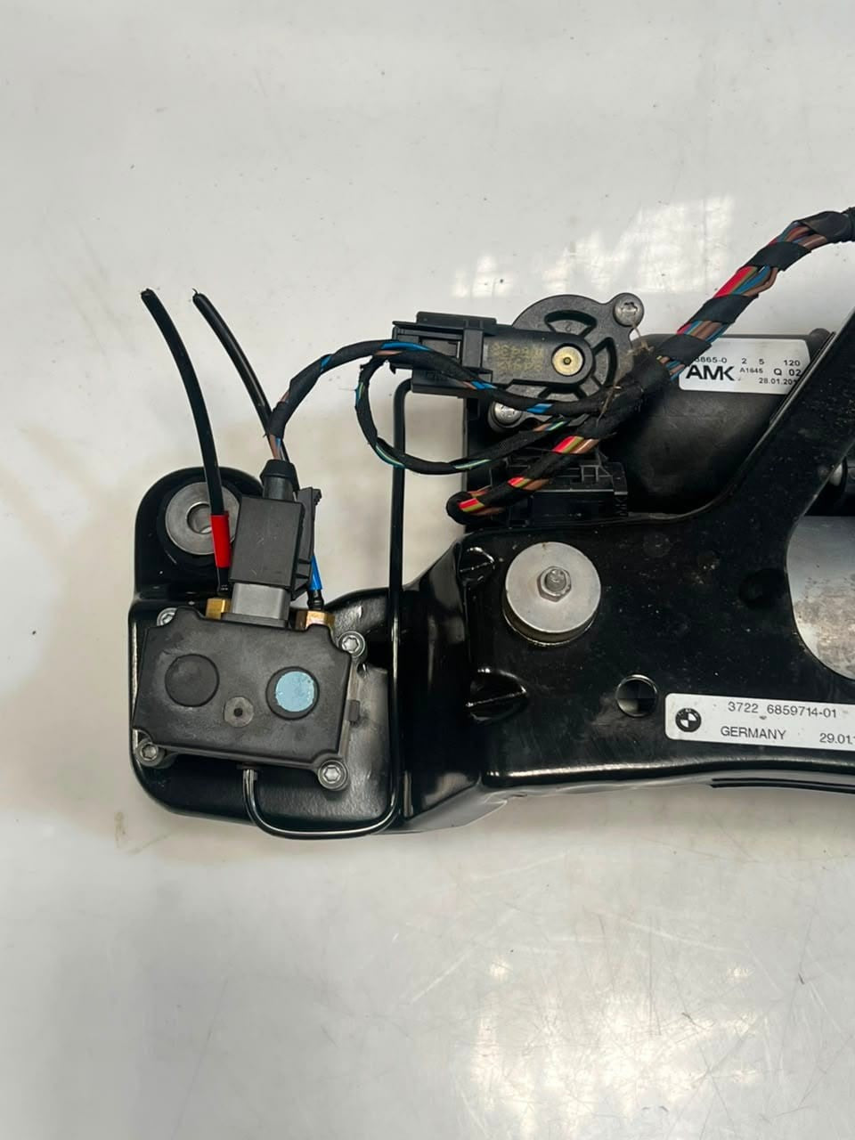 2007-2013 BMW X5 E70 and X6 E71 Air Suspension Compressor Pump 6859714 OEM