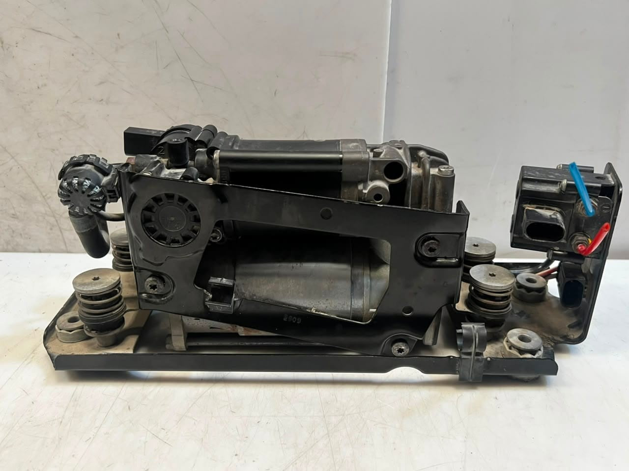2010-2015 BMW 5' F01 F02 F10 F11 750Li Air Suspension Compressor 6794465 OEM