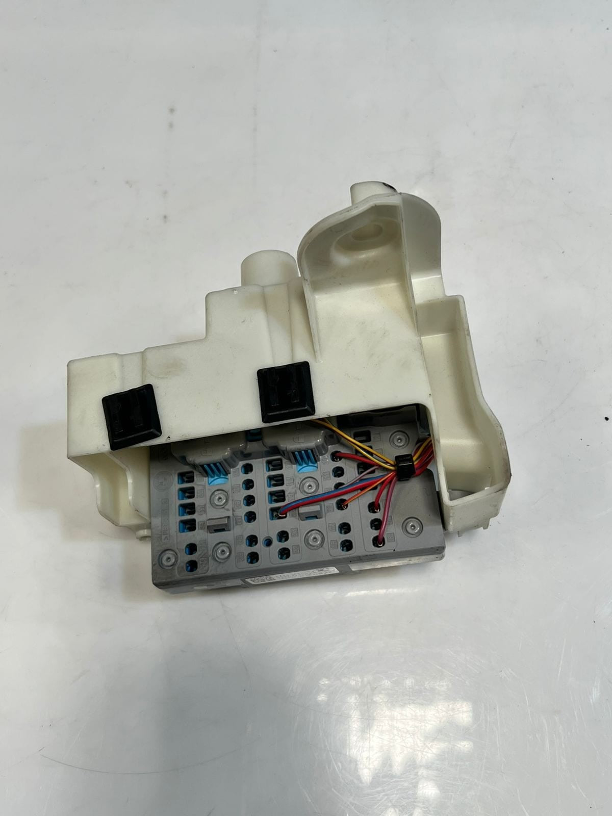 BMW 330i G20 G21 G30 G31 G11 FRONT LEFT SIDE POWER DISTRIBUTION Fuse Box 9350314