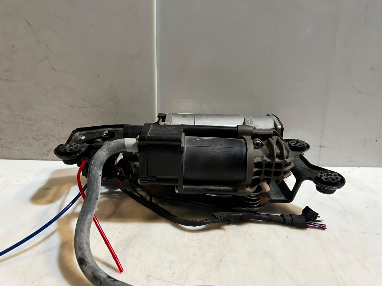 2013-2019 BMW X5 F15, F85, and X6 F16 AIR Suspension Compressor PUMP 26071611