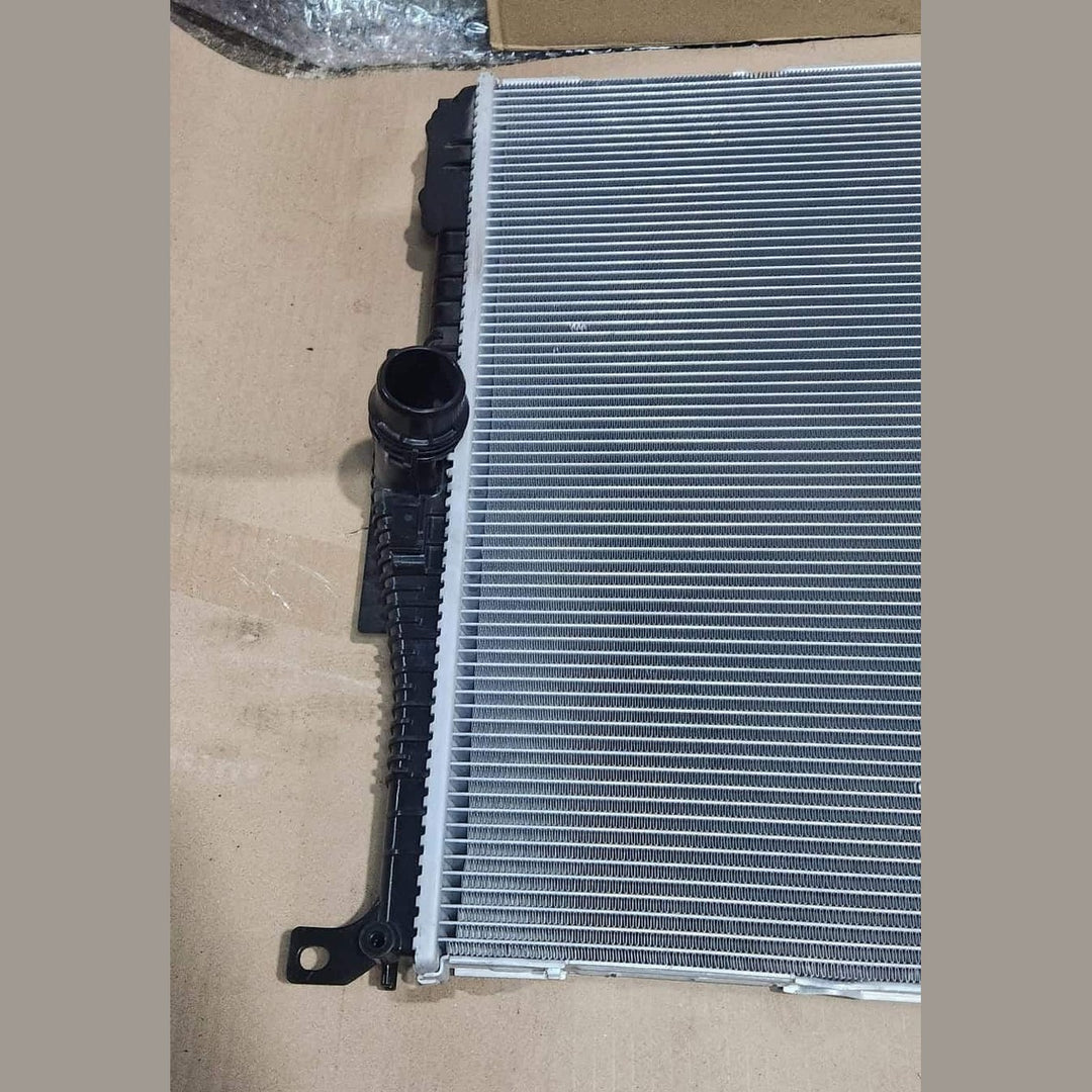2015-2021 BMW 320i Engine Cooling Radiator 8652497 F20 M140 F22 F23 F87 230i