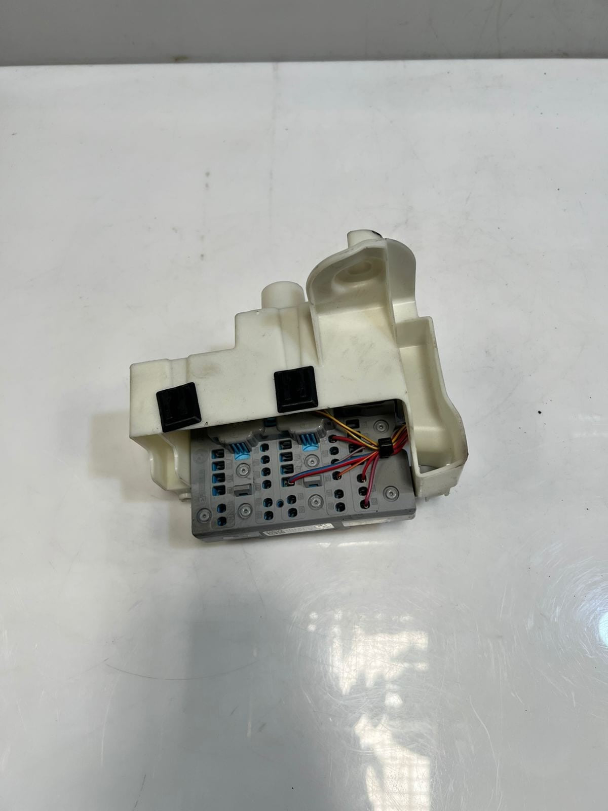 BMW 330i G20 G21 G30 G31 G11 FRONT LEFT SIDE POWER DISTRIBUTION Fuse Box 9350314