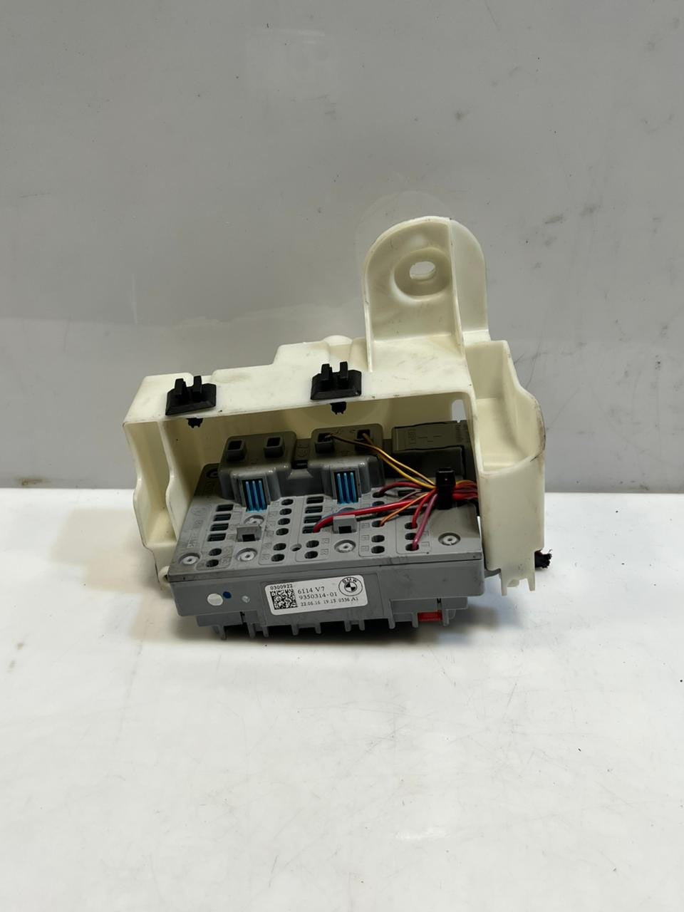 BMW 330i G20 G21 G30 G31 G11 FRONT LEFT SIDE POWER DISTRIBUTION Fuse Box 9350314