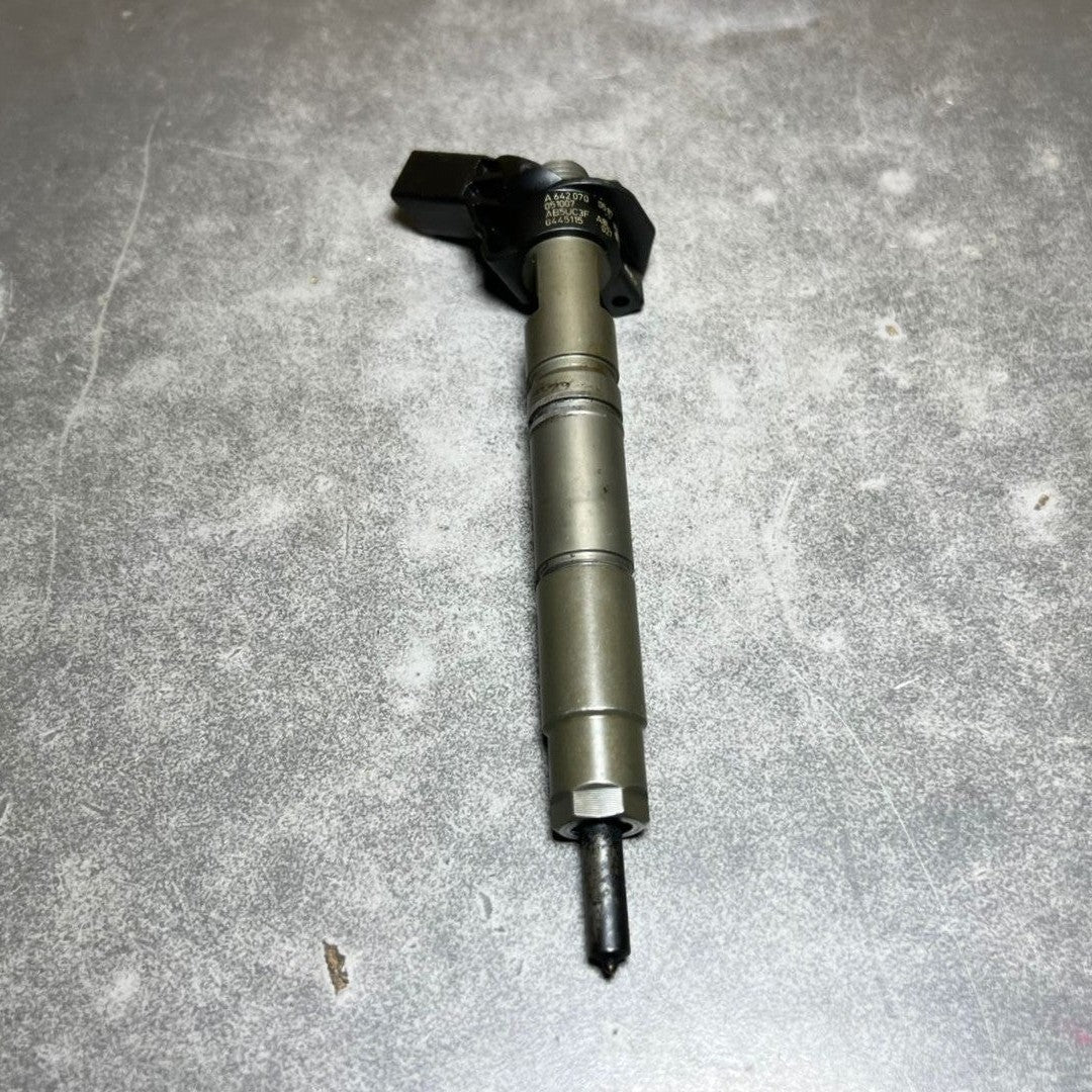 Genuine Mercedes W164 Fuel Injector Sprinter 3.0L OM642 A642 0700587 Oem Diesel