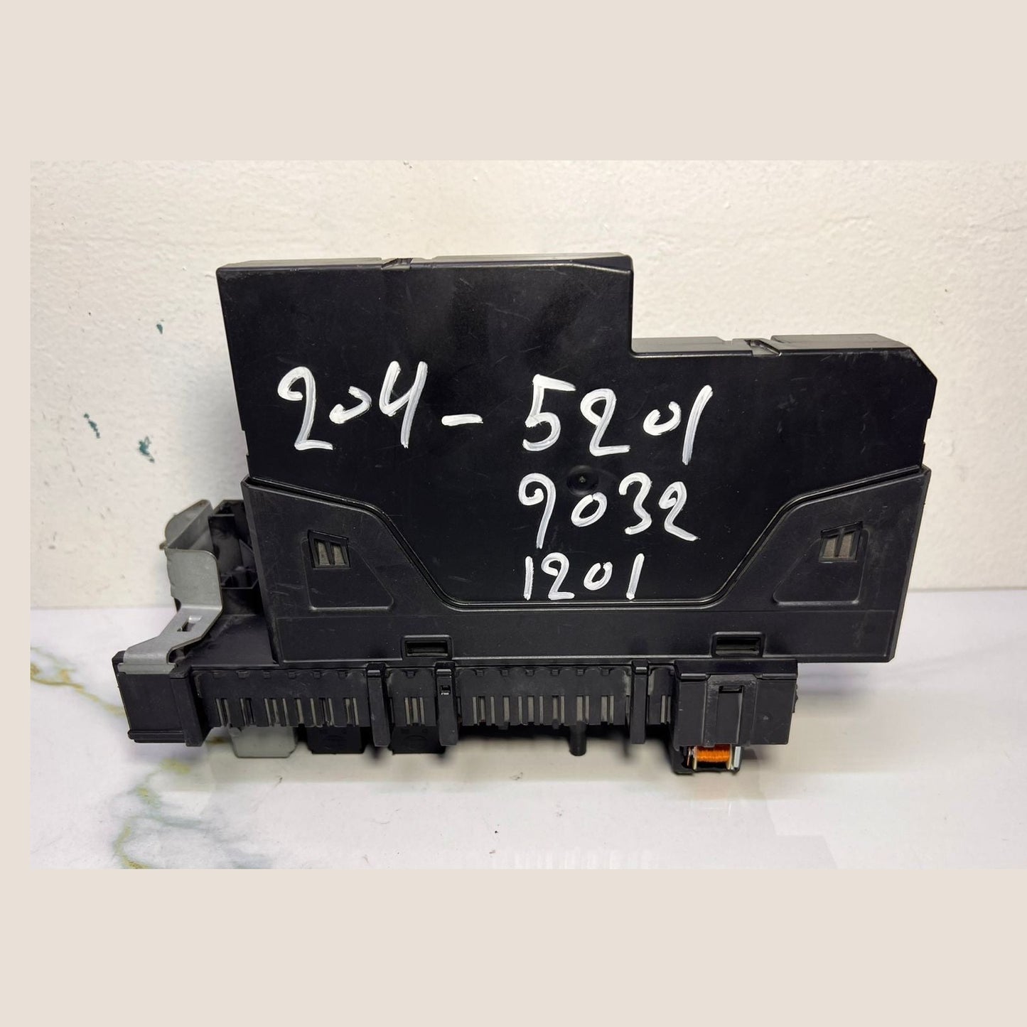 Mercedes-Benz Rear Sam Fuse Box Relay Module 204 900 52 01 W204 C-Class