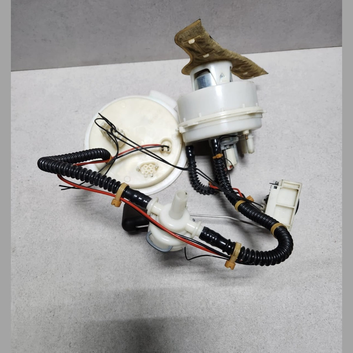 2013-2018 BMW 650i Fuel Pump 7308449 5-Series F07 F10 F11 and 6-Series F06 