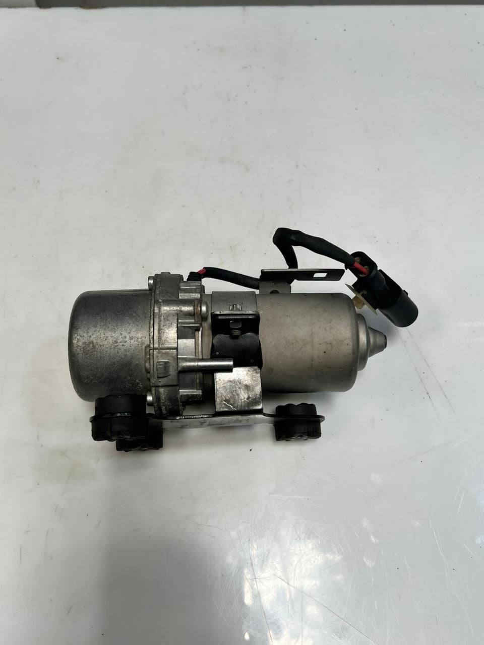 BMW 5 Series F10 F11 N55 3.0 ENGINE Brake BOOSTER Vacuum Pump 6857404 OEM