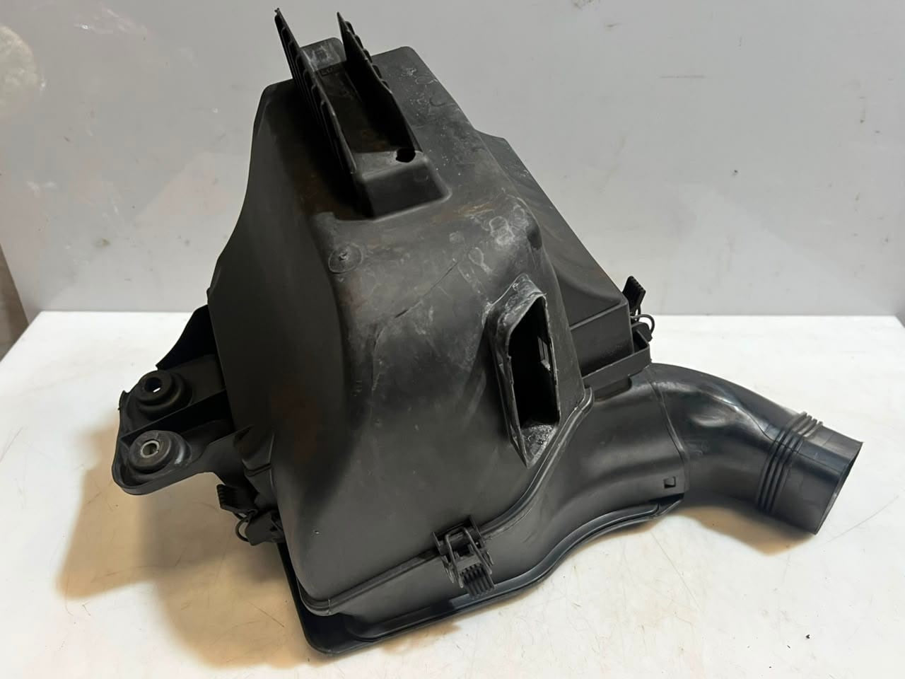 2001-2006 BMW 330Ci E46 3 Series Air Filter Housing 7501975 OEM