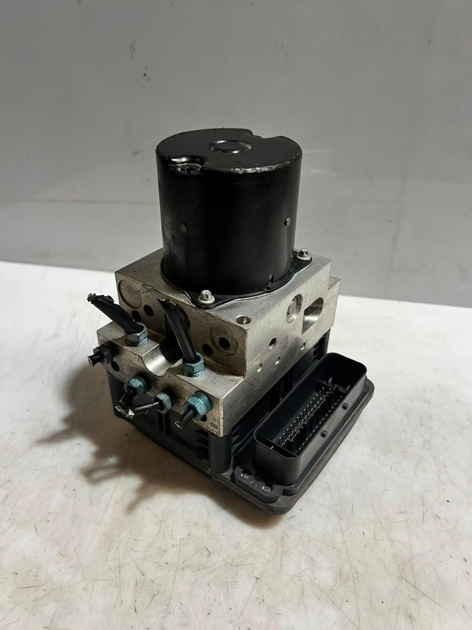 2010-2015 BMW 5 7 Series F01 F02 F07 Gran Turismo 740i ABS Pump 6795069 OEM
