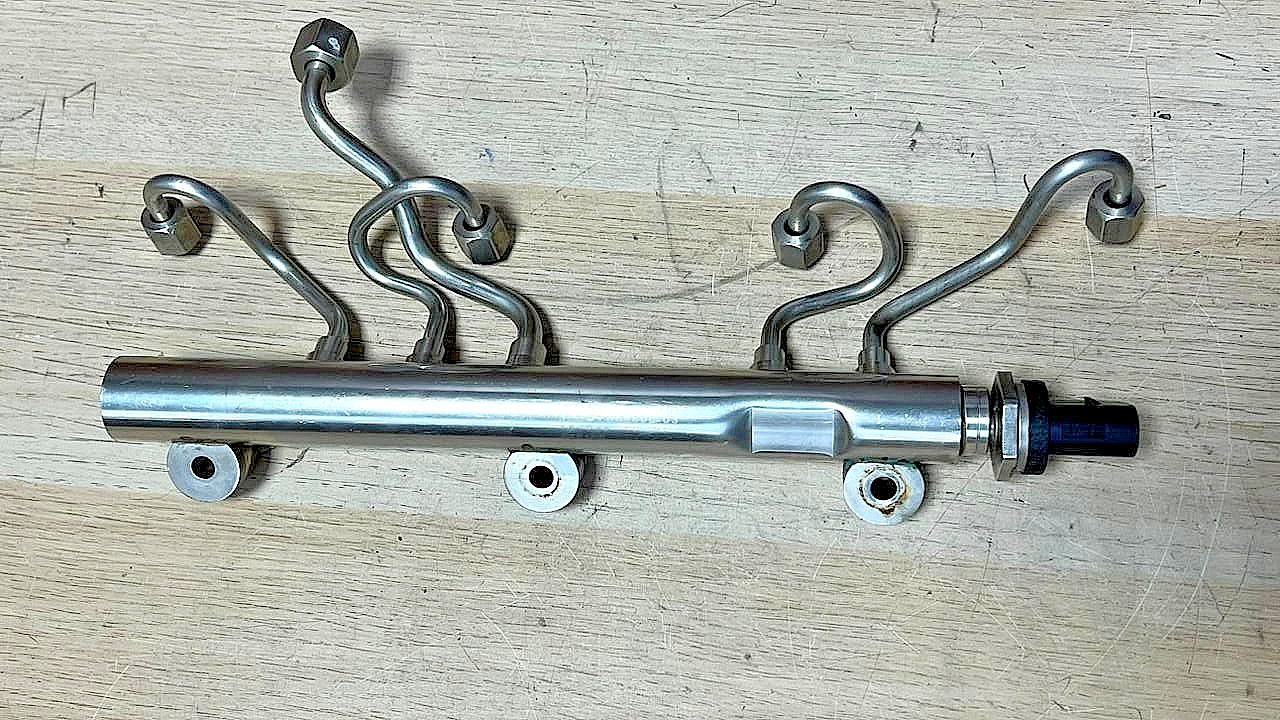 BMW F10 M5 S63N Fuel Rail Petrol High Pressure Injection Tube Cyl. (5) 7599868