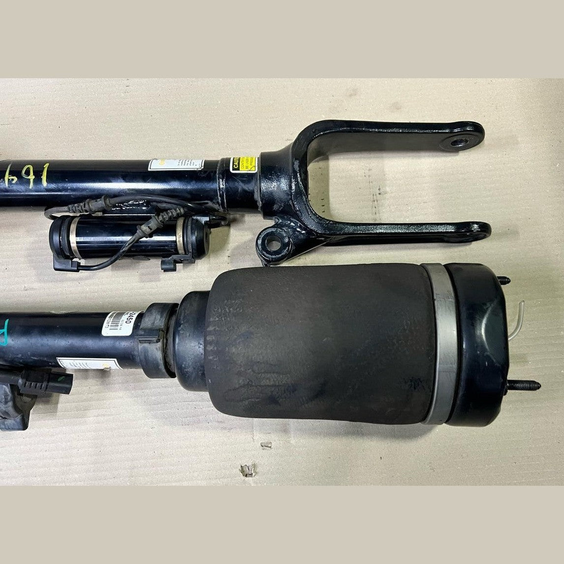 Mercedes W164 GL450 Front Right \ Left Side Air Suspension Shock Absorber Strut