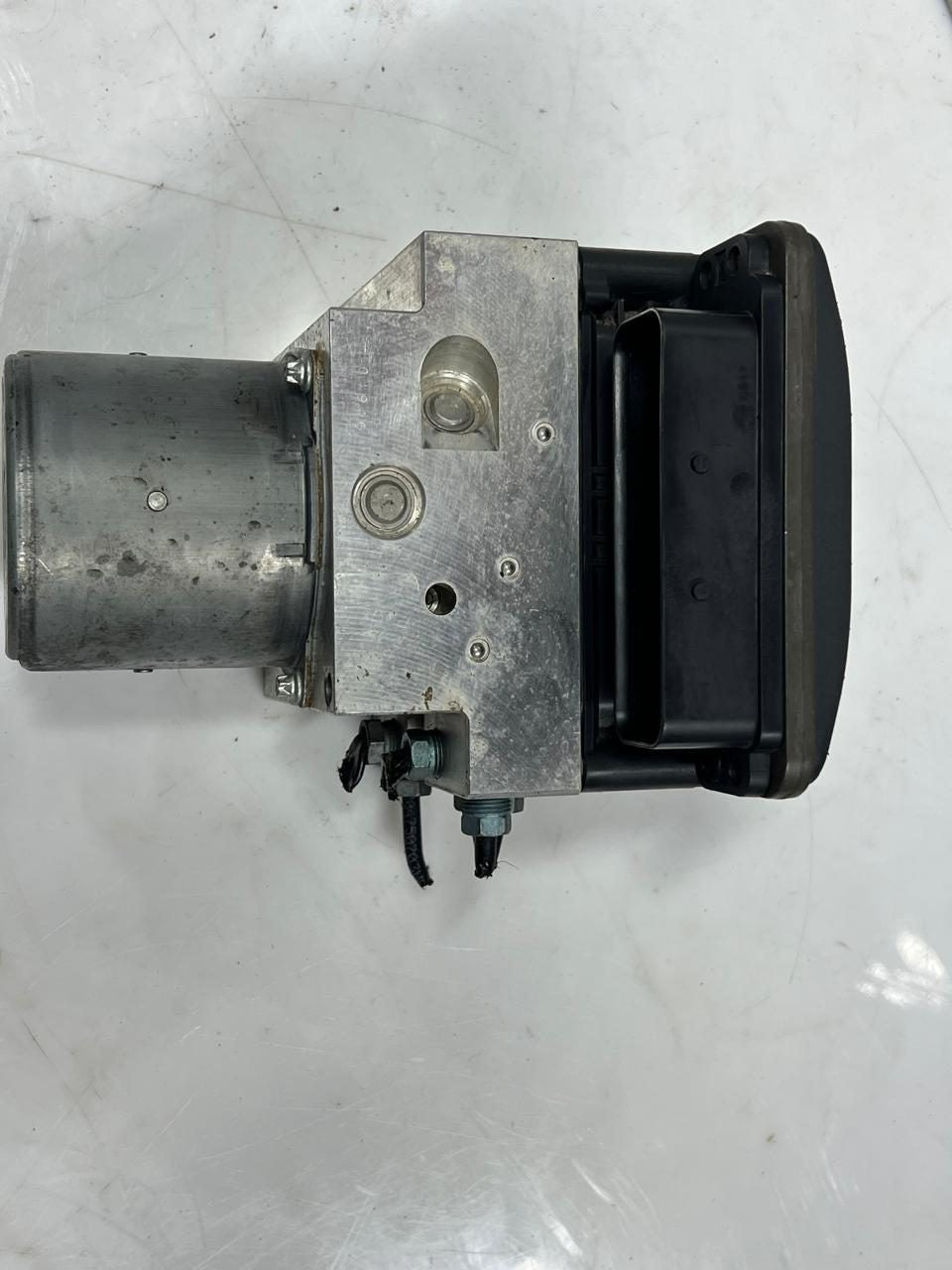 11-16 BMW F10 5' 528i, 535i 550i ABS Anti-Lock Brake Pump Control Module 6797045