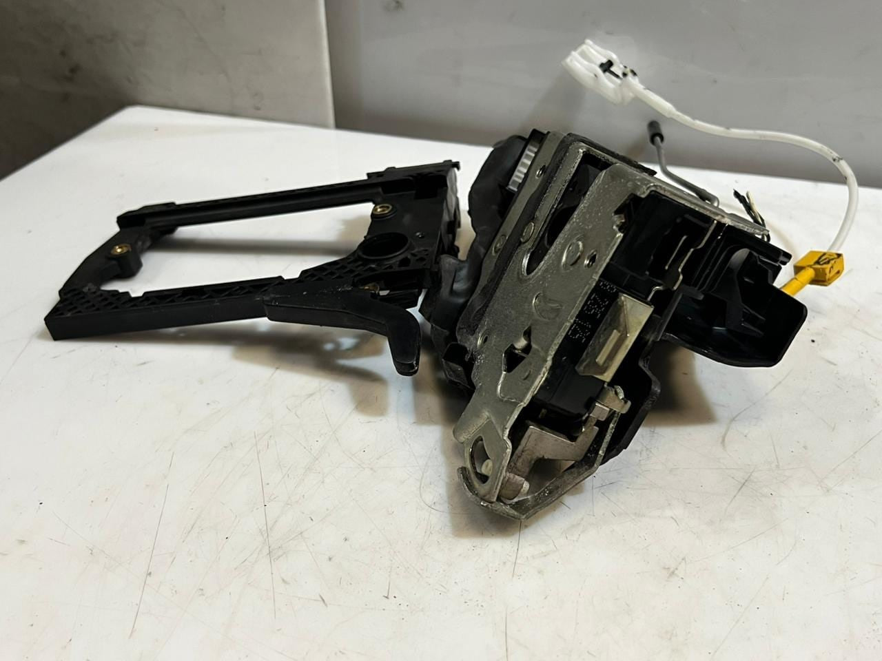 BMW 5 Series E39 Front Door Lock Mechanism Front Left 8235125 OEM