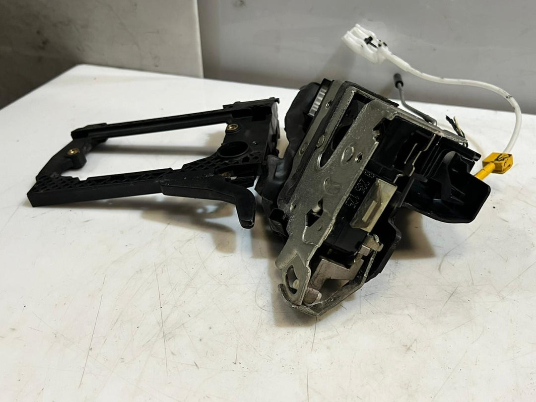 BMW 5 Series E39 Front Door Lock Mechanism Front Left 8235125 OEM