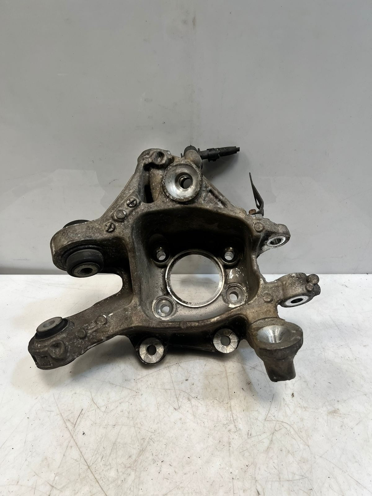 BMW 8 Series G14 G15 G16 Rear Wheel Hub Carrier Rear Left SPINDLE 6850563 OEM