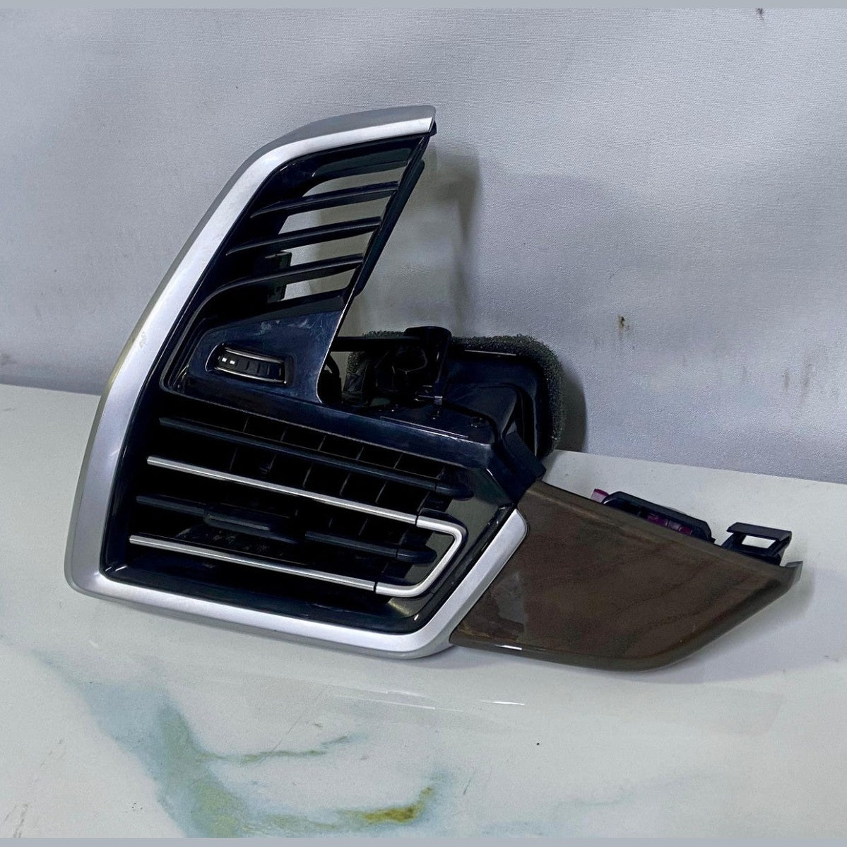 OEM BMW G05 F95 G06 F96 G07 Air Vent Fresh Air Grill Left 9399469