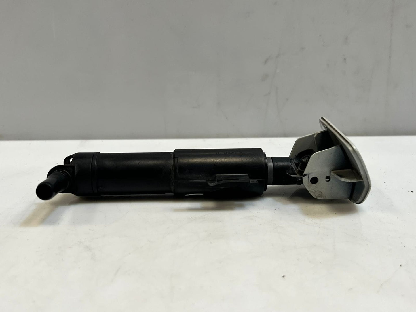 2015 BMW 740i 7 Series G11 G12 HIGH PRESSURE Headlight Washer Nozzle 7357354