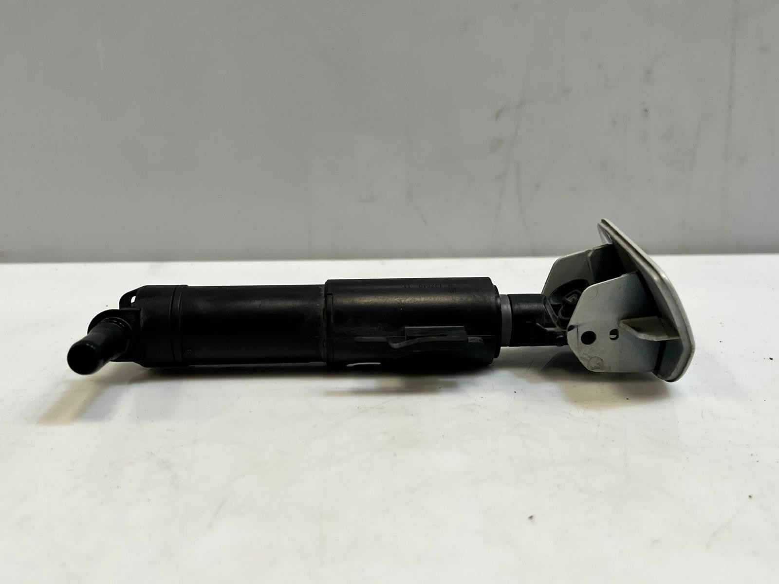 2015 BMW 740i 7 Series G11 G12 HIGH PRESSURE Headlight Washer Nozzle 7357354