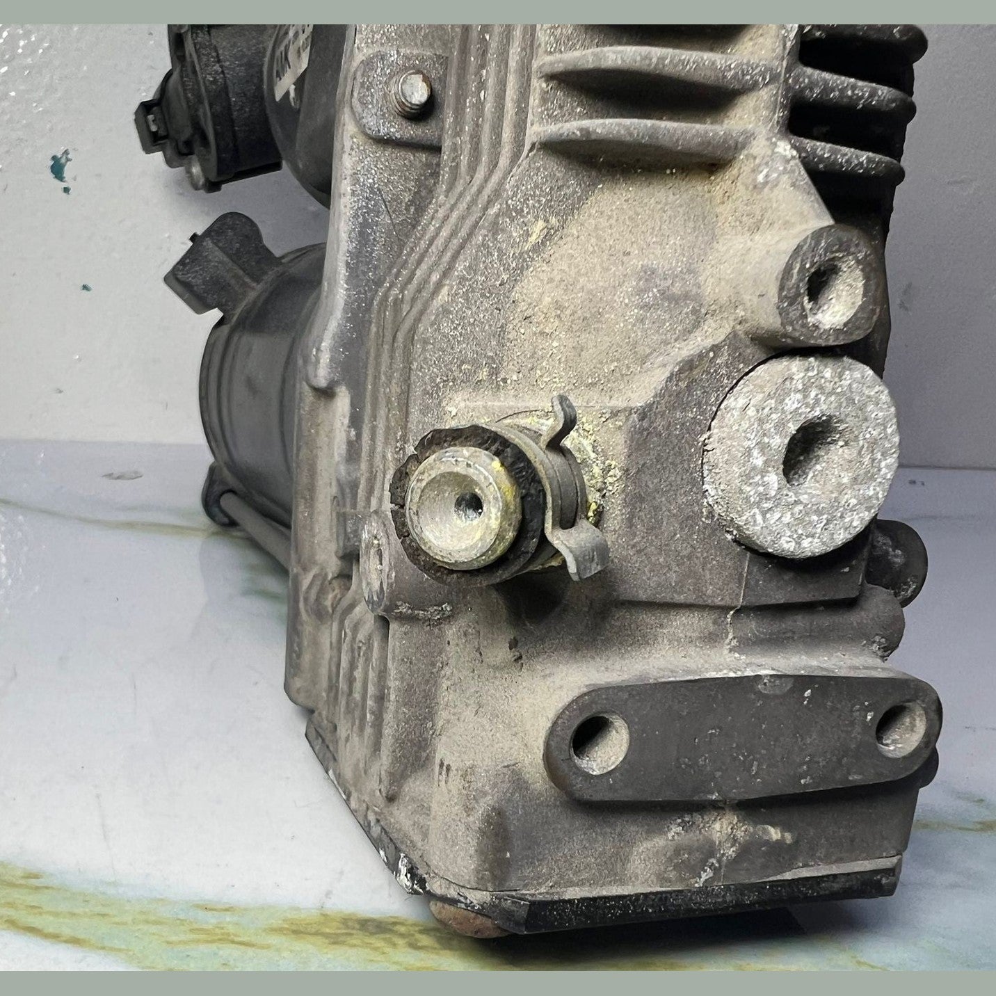 Mercedes W639 Vito V-Class  Airmatic Air Suspension Compressor Pump A639 3200404