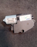 Load image into Gallery viewer, BMW E90/E92 F10 SUNROOF SLIDING/TILTING MOTOR OEM P/N 7193398
