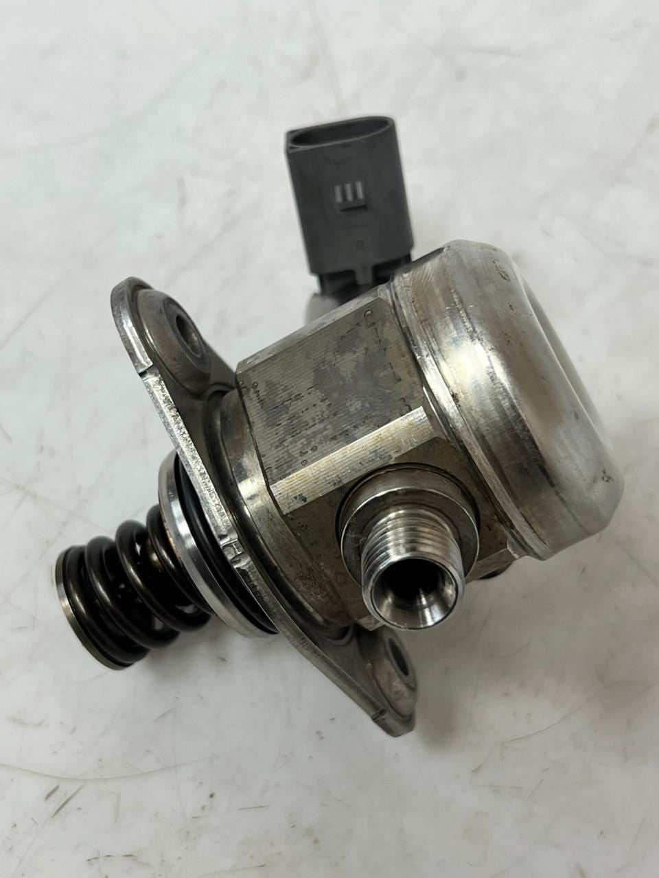 2014-18 BMW X5 550i 650i 750i 750Li X6 4.4L High Pressure Fuel Pump 7595339 OEM