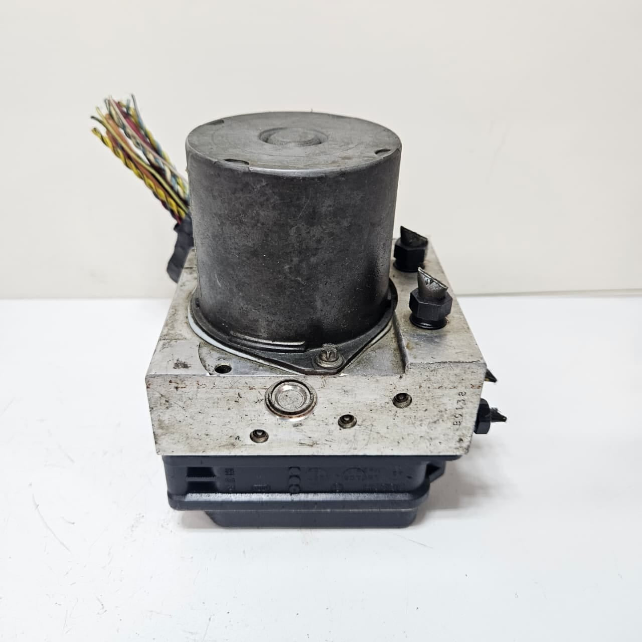 2000-2006 BMW X3 E83 ABS Pump Control Module 6773012 USED