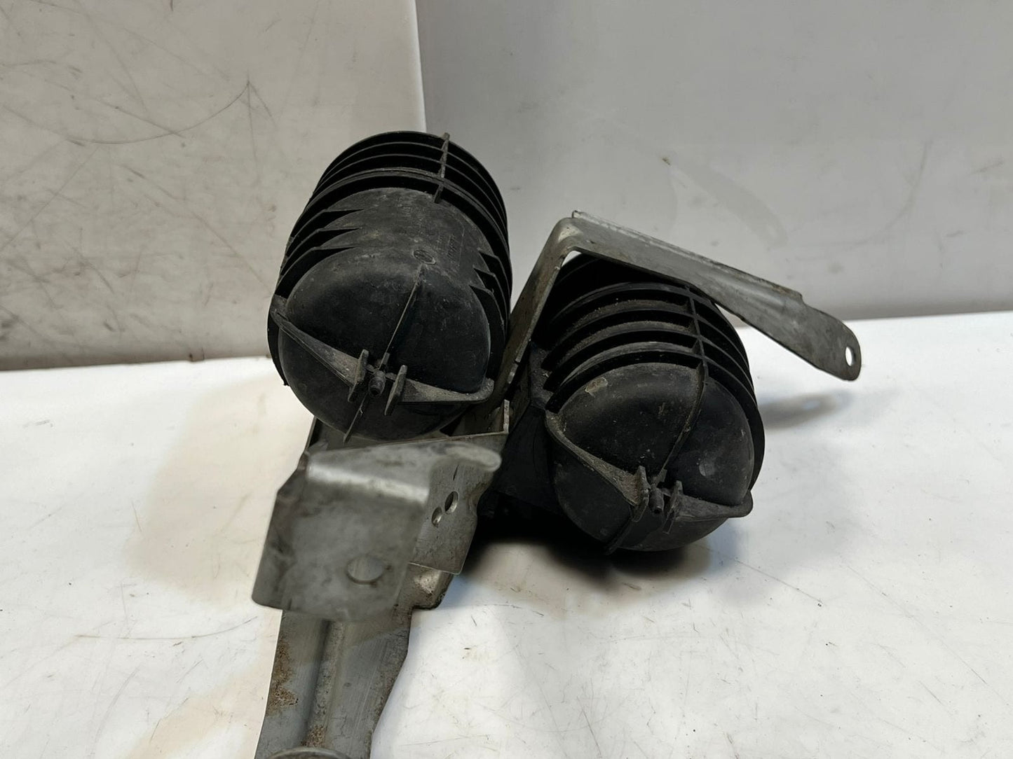 07-10 BMW E82 E88 E90 E92 135i 335i Turbo Vacuum Tank Canisters BrackeT 7558322