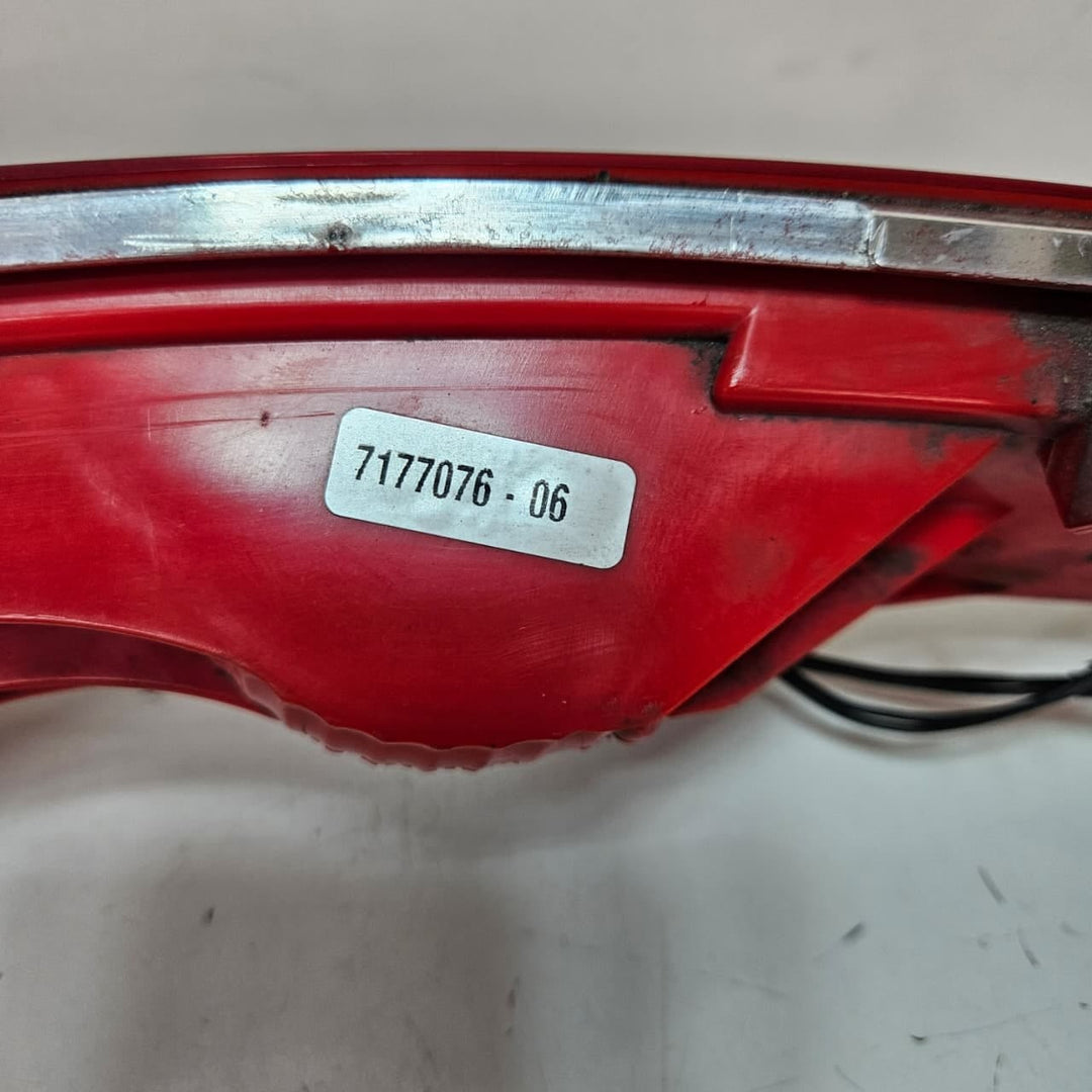 7177076-2008-2010 BMW 6 Series E63 E64 M6 650i Bumper Light Rear Right OEM