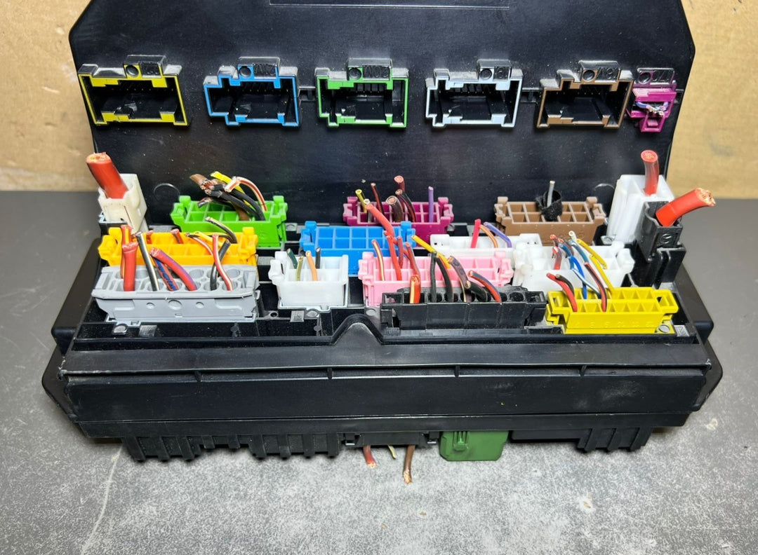 10-16 Mercedes-Benz W212 W204 Front SAM Module Relay Fuse Box A212 9009908 OEM