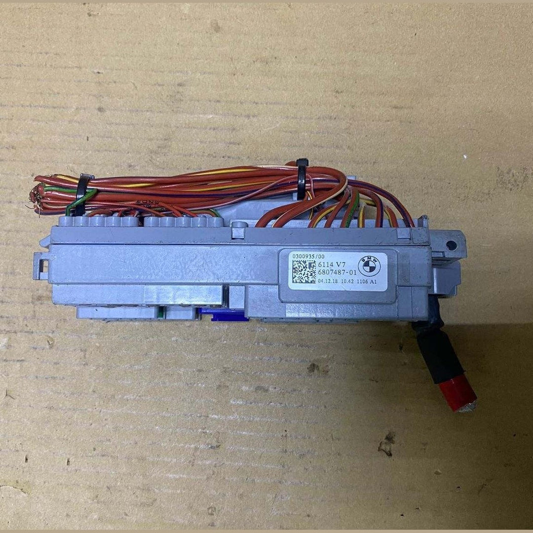 2019-2023 BMW 330i Front Power Distribution Fuse Box 6807487  G20,G01 X3, G05, G