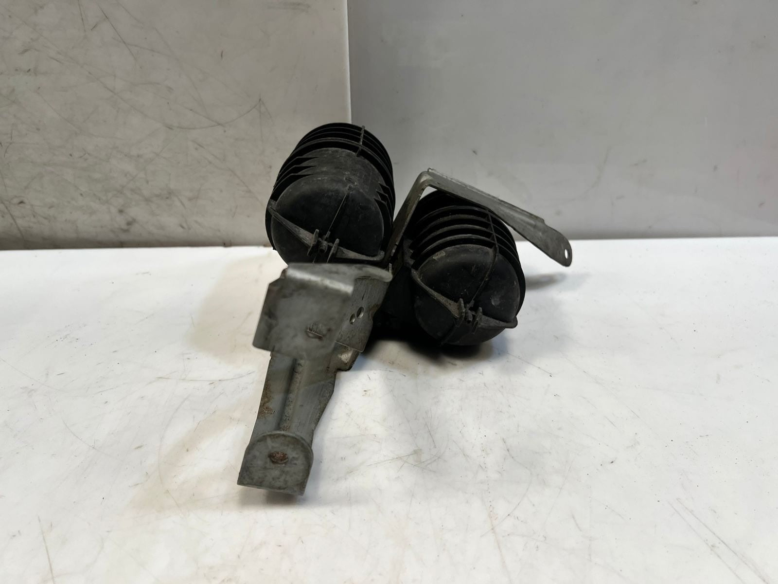 07-10 BMW E82 E88 E90 E92 135i 335i Turbo Vacuum Tank Canisters BrackeT 7558322