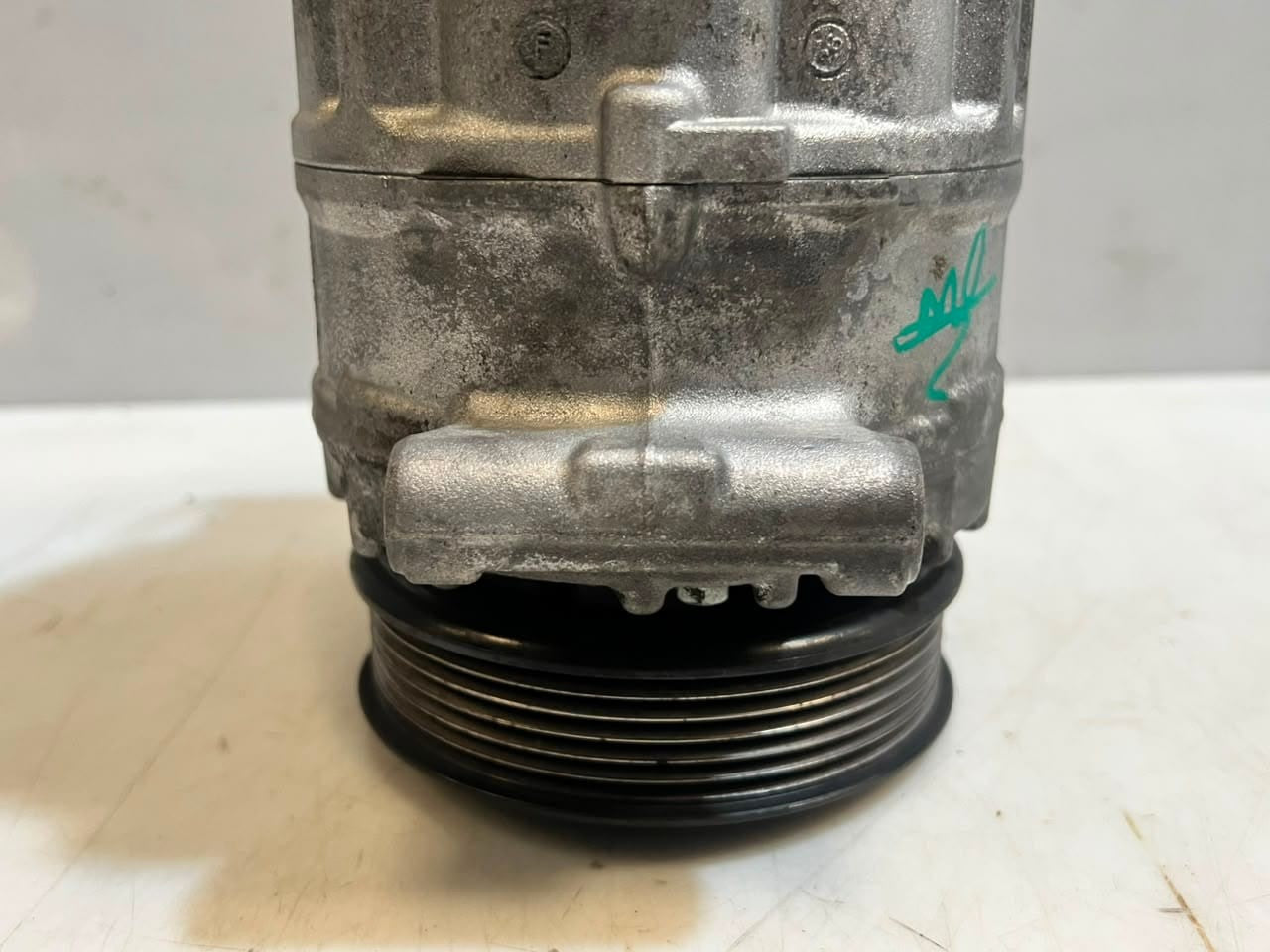 BMW 525i E60 E61 E63 E64 E65 E66 3.0L Air Conditioning Compressor 6956715 OEM
