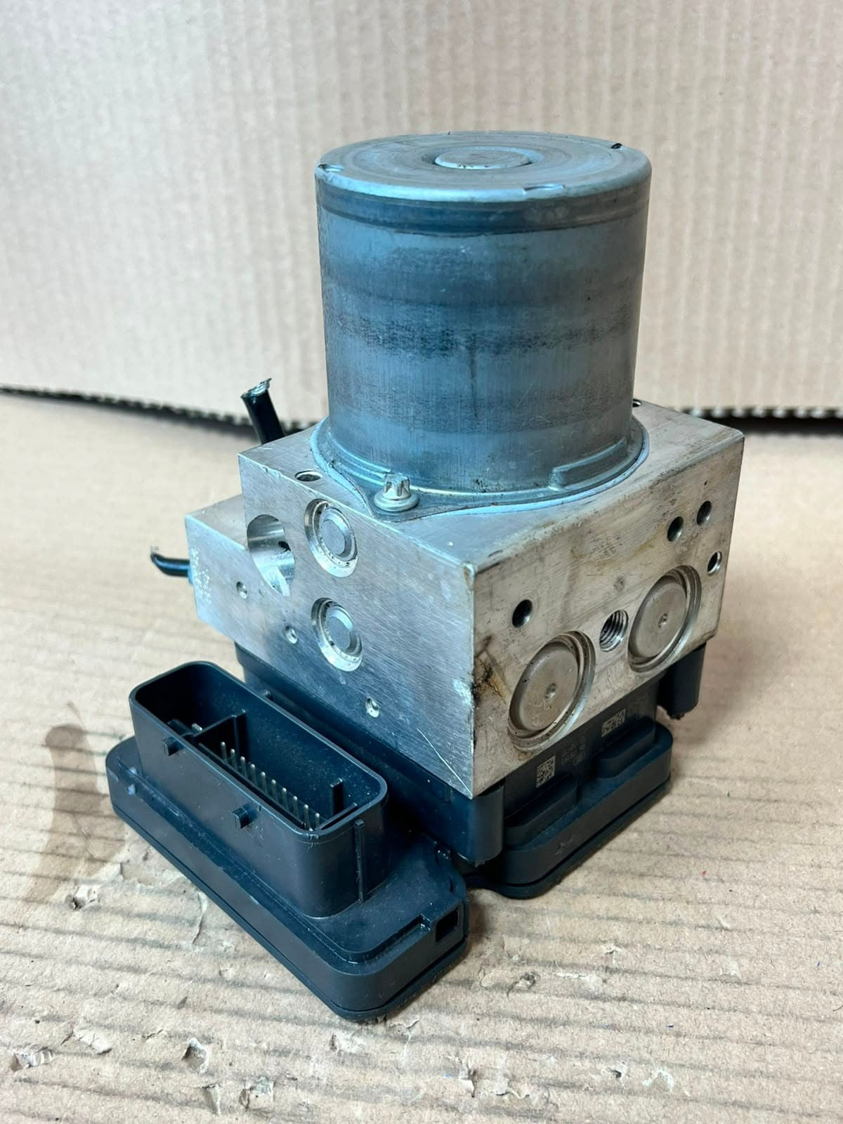 2010-2012 BMW 5' 7' F02 F10 and F11 535i ABS PUMP Control Unit 6860164 OEM