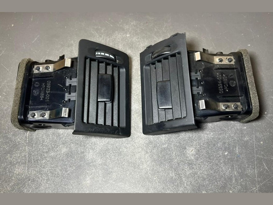 08-10 Mercedes W204 C-Class Front Center Dashboard  Heater A/C Air Vent Set