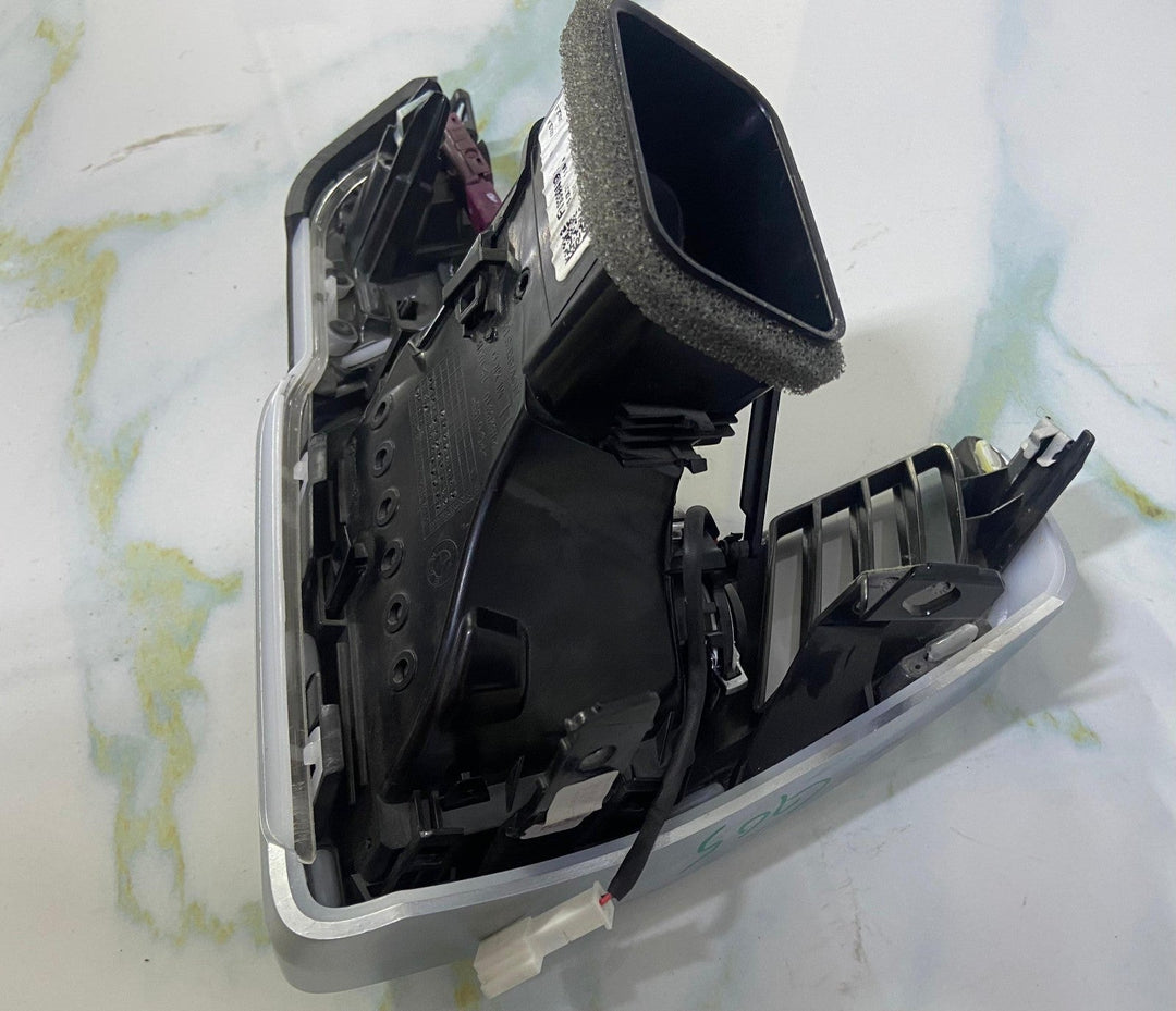 OEM BMW G05 F95 G06 F96 G07 Air Vent Fresh Air Grill Left 9399469