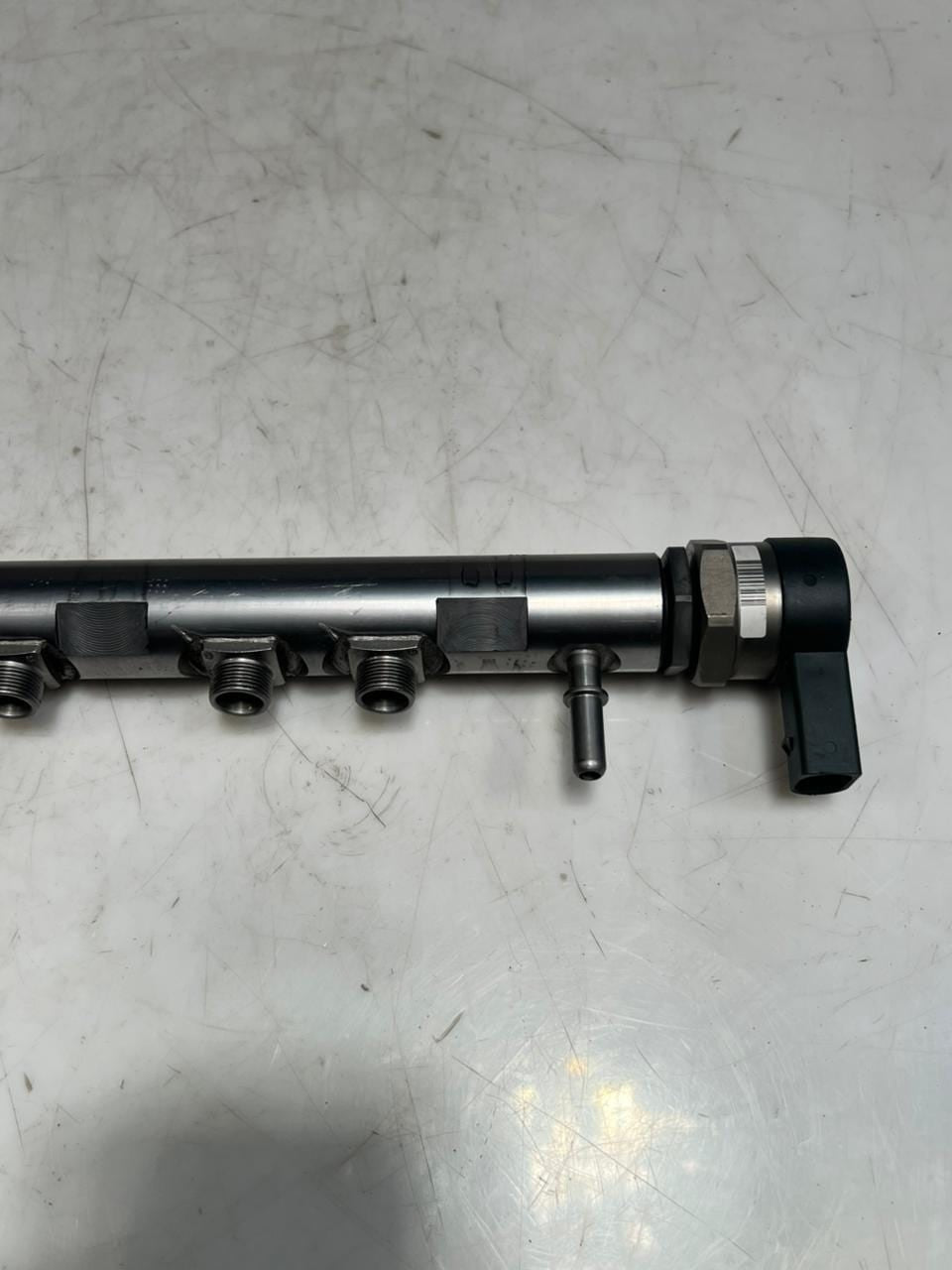 BMW 1' F10 F30 E90 E81 E87 N47 2.0L Fuel Injection Rail With Sensor 7809127 OEM