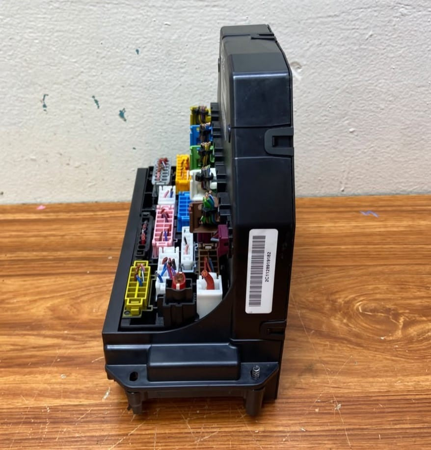 Mercedes-Benz Front Fuse Box Control Module A2129005912 C-Class W204 S204